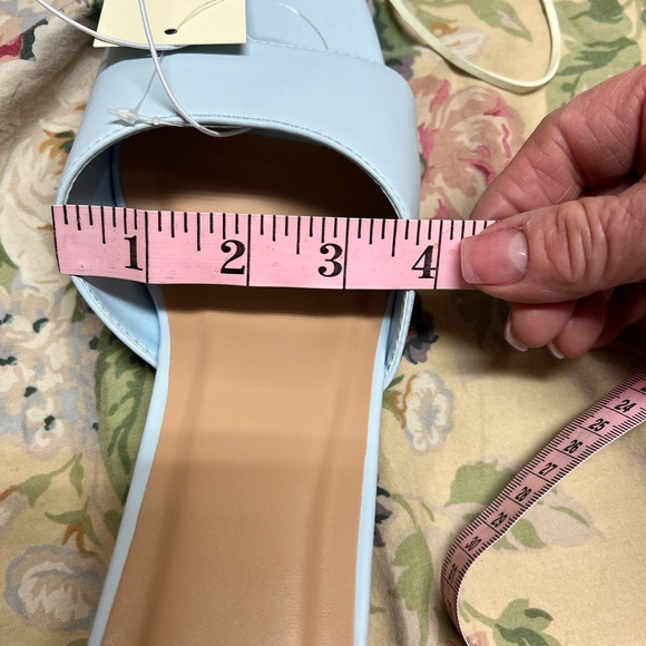 Light blue light on heels shoes - Picture 11 of 12